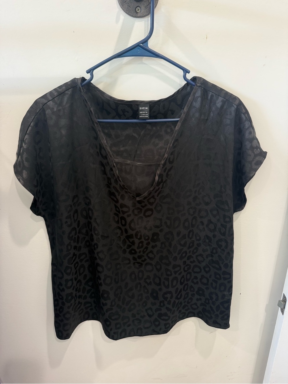 SHEIN Black Leopard-Jacquard Short Sleeve V-Neck Top